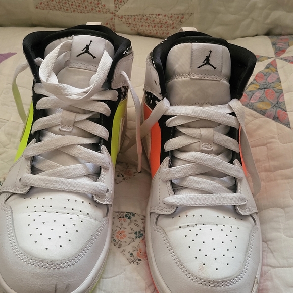 Shoes - Picture 4 of 6